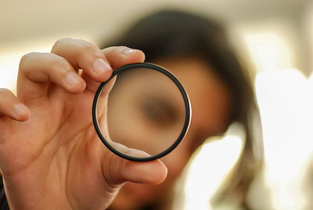 Vrouw met lens in haar hand