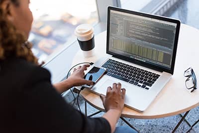 Vrouw met laptop en mobiel