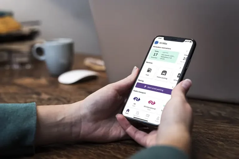 Man bekijkt app op gsm