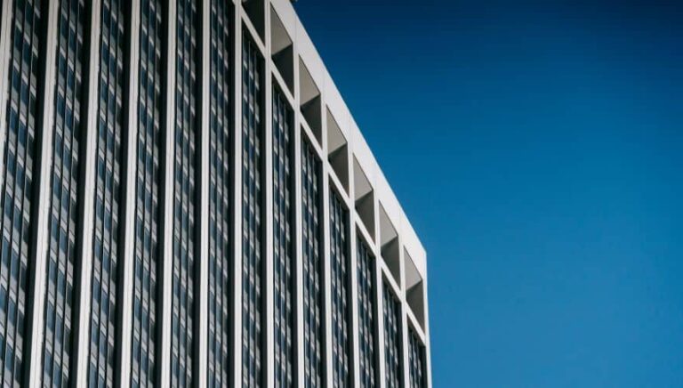Gebouw met blauwe lucht