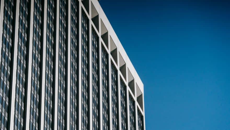 Gebouw met blauwe lucht
